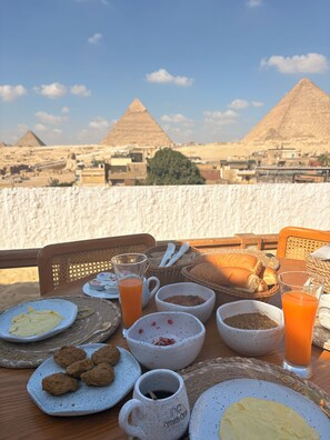 Free daily continental breakfast - Pyramids top view (Giza)