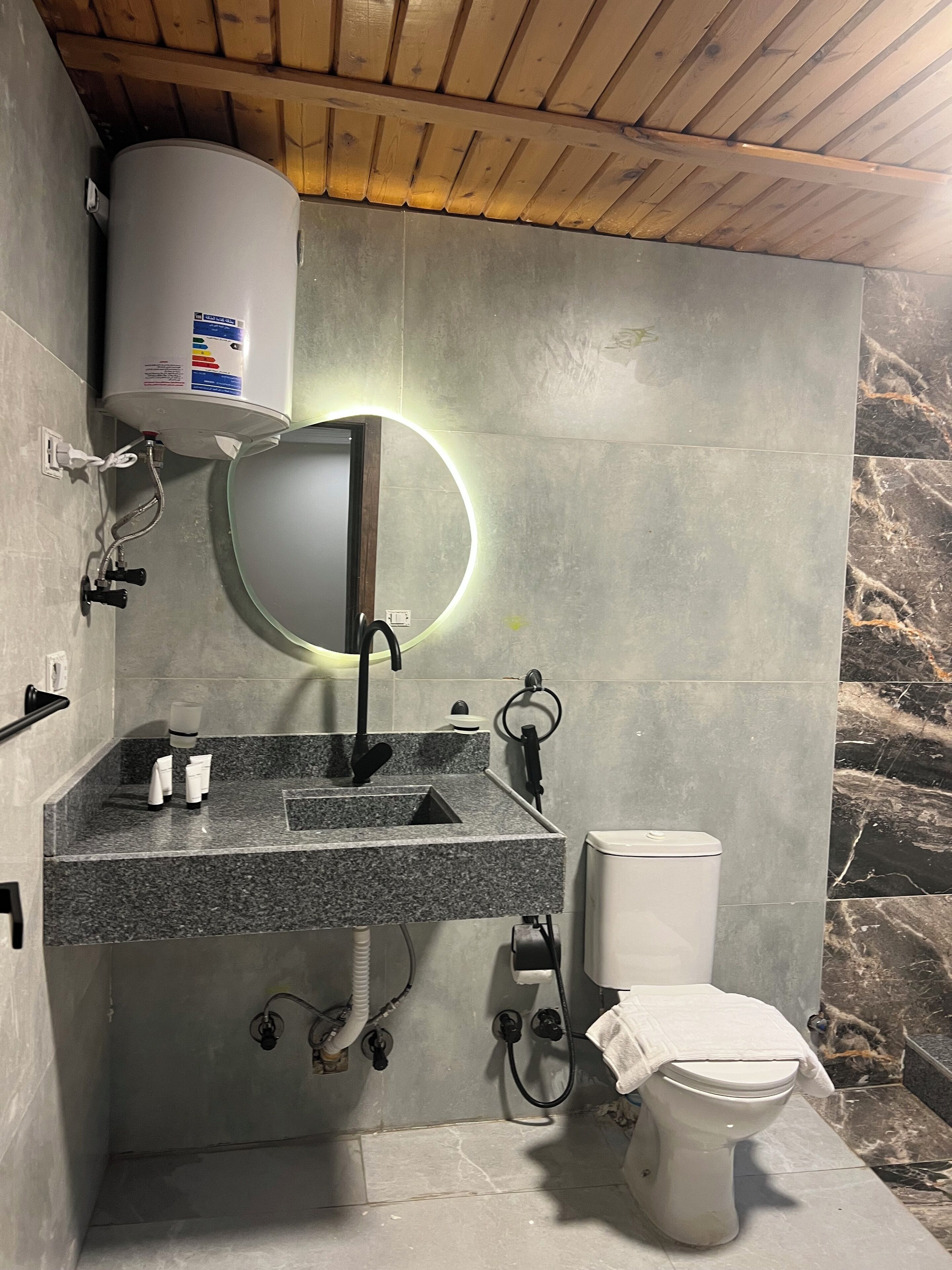 Máy sấy tóc, dép đi trong nhà, khăn tắm, xà phòng 