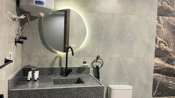 Sèche-cheveux, chaussons, serviettes fournies, savon