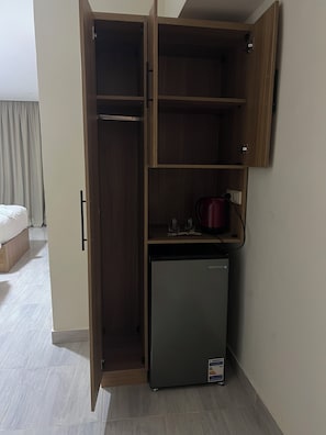 Caja de seguridad en la habitación y espacio para trabajar con laptop