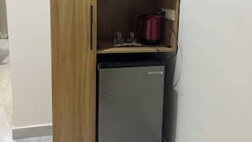 Caja de seguridad en la habitación y espacio para trabajar con laptop
