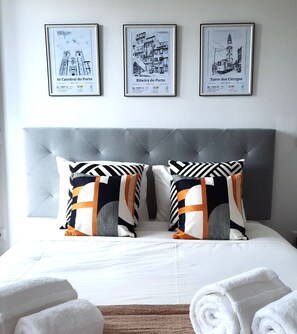City Studio, Balcony, Courtyard View | Free minibar items, individually decorated, free WiFi, bed sheets - Smiling Places - Apartment in Porto (Porto)