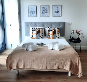 City studio, balkon, uitzicht op binnenplaats | Een minibar met enkele gratis items, individueel gedecoreerd