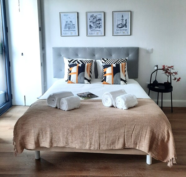 Estudio urbano, balcón, vista al patio | Artículos del minibar gratis, decoración personalizada y wifi gratis 