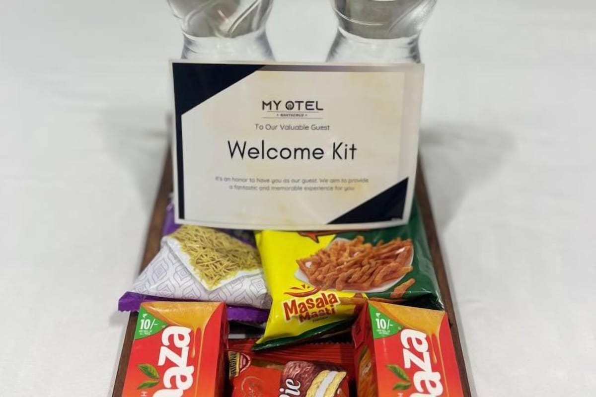 Ett välkomstpaket med en skylt och diverse snacks.