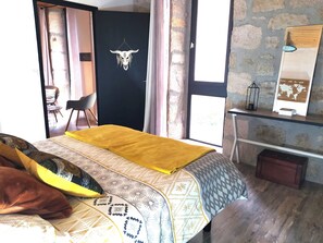 8 bedrooms, iron/ironing board, WiFi, bed sheets