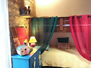 8 habitaciones, tabla de planchar con plancha, wifi y ropa de cama 