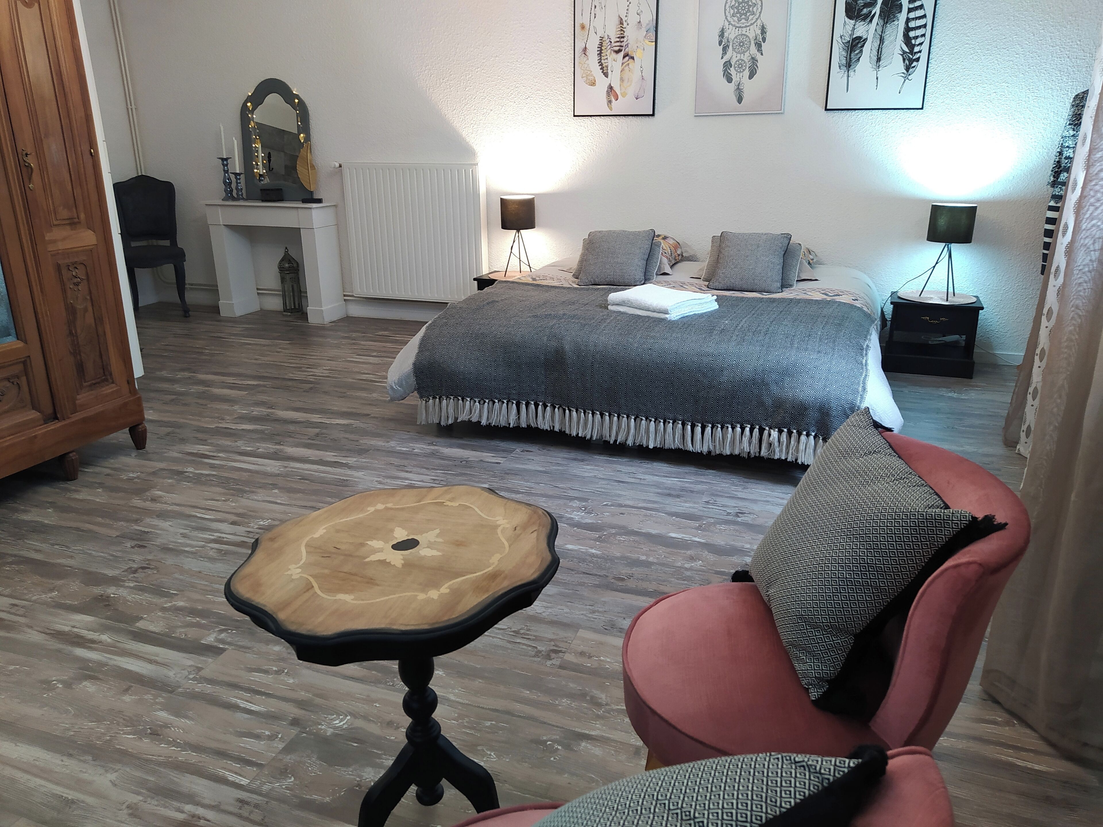 8 chambres, fer et planche à repasser, Wi-Fi, draps fournis