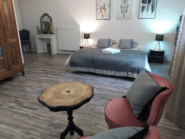 8 habitaciones, tabla de planchar con plancha, wifi y ropa de cama 