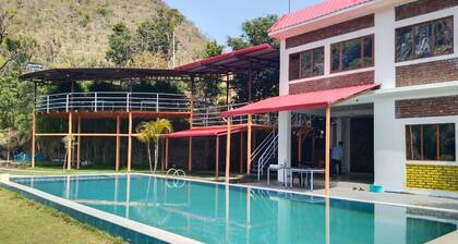 Buddy hikers wellness farmhouse