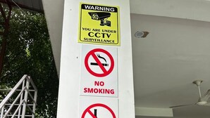 Un panneau indiquant que la zone autour de la piscine est sous surveillance vidéo, qu'il est interdit de fumer, de consommer des boissons alcoolisées et de manger ou de boire.