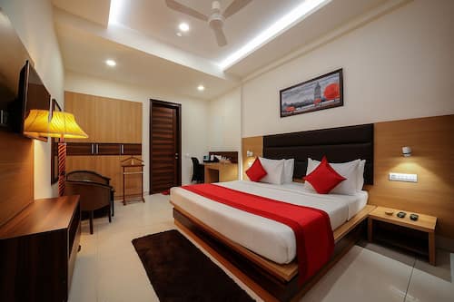 Deluxe Room | In-room safe, desk, laptop workspace, iron/ironing board