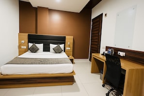 Super Deluxe Room | In-room safe, desk, laptop workspace, iron/ironing board