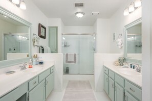 Shower, hair dryer, towels - Resort style condo in Scottsdale (Scottsdale)