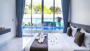 Een hotelkamer met een groot bed, uitzicht op een zwembad en een balkon.