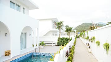 Luxury Villa, Pool View | Hypo-allergenic bedding, bed sheets