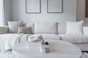 TV - StayShort - Ravishing 1 Bedroom in Binghatti Amber (JVC)