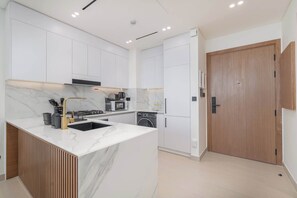 Fridge, microwave, stovetop, toaster - StayShort - Ravishing 1 Bedroom in Binghatti Amber (JVC)