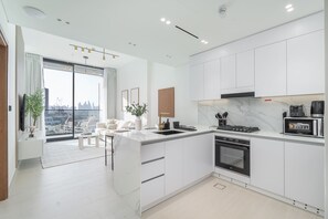 Een koelkast, een microgolfoven, een kookplaat, een broodrooster