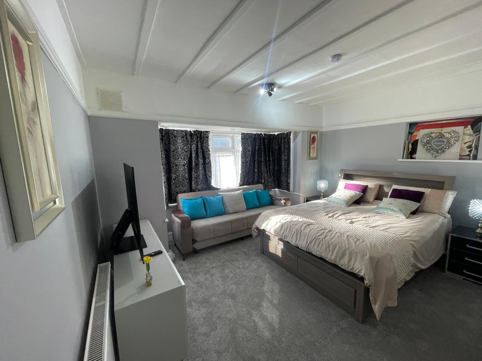 2 sovrum, skrivbord, strykjärn/strykbräda och wi-fi