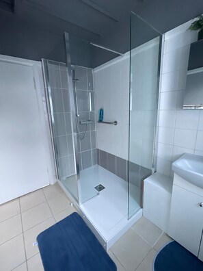 Articles de toilette écologiques, sèche-cheveux, serviettes fournies