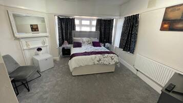 2 soverom, skrivebord, strykejern/-brett og wi-fi