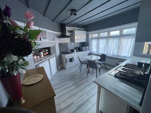 Een koelkast, een magnetron, een oven, een kookplaat