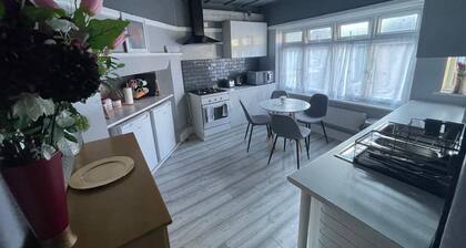 Home Away From Away. Charming 2-bedroom apartment in wonderful Croydon with WiFi