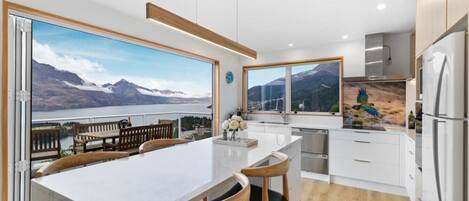 Réfrigérateur, four à micro-ondes, un four, lave-vaisselle