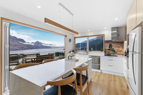 Refrigerador, microondas, horno y lavavajillas 