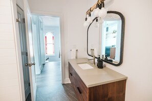 Shower, hair dryer, towels, soap - Luxury Modern Apartment in Downtown Century Home - 2 Bedroom, Free parking x 4 (Peterborough)