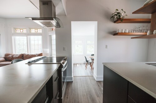 Luxury Modern Apartment in Downtown Century Home - 2 Bedroom, Free parking x 4