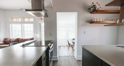 Luxury Modern Apartment in Downtown Century Home - 2 Bedroom, Free parking x 4