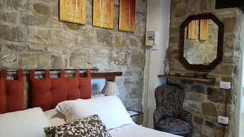 Kahden hengen deluxe-huone, näköala mäelle | Italialaiset Frette-lakanat, ylelliset vuodevaatteet, untuvapeitot