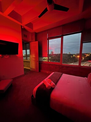 1 bedroom, desk, iron/ironing board, free WiFi - Luxe Downtown High-Rise-Stunning Views & Prime ATL Location Close to Attractions (Atlanta)