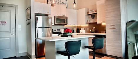 Réfrigérateur, four à micro-ondes, un four, surface de cuisson