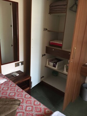 1 slaapkamer, een bureau, een strijkplank/strijkijzer, wifi