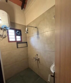 Een douche, een haardroger, handdoeken, zeep