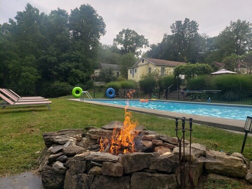 The Carriage House -2-bedroom house w/ Seasonal Heated Pool, WiFi, AC in Amenia