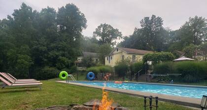 The Carriage House -2-bedroom house w/ Seasonal Heated Pool, WiFi, AC in Amenia