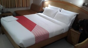 Basic Room | Desk, laptop workspace, free WiFi - SHREE ADIGA RESIDENCY (Bengaluru)