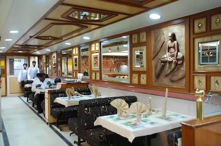 Desayuno buffet diario (INR 500 por persona). SHREE ADIGA RESIDENCY