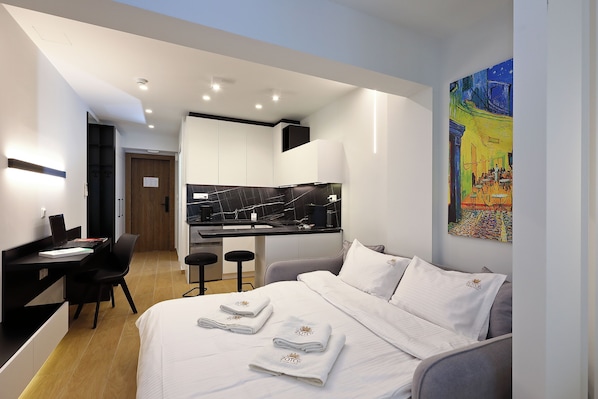1 bedroom, in-room safe, desk, iron/ironing board