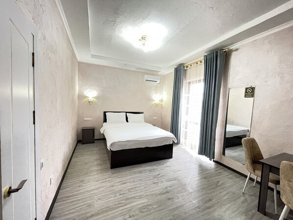 Habitación doble estándar, vista al canal | Escritorio y wifi gratis 