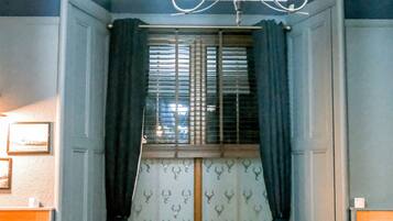 Daily full breakfast (GBP 9.95 per person)