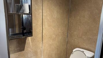 Un baño moderno con un bidé, un inodoro y un lavabo.