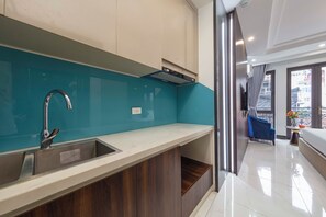 Desk, soundproofing, free WiFi - Infinity HaNoi Hotel & Travel (Hanoi)