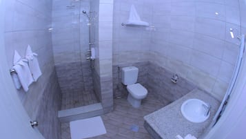 Amenidades de baño gratuitas, secadora de cabello, batas, pantuflas