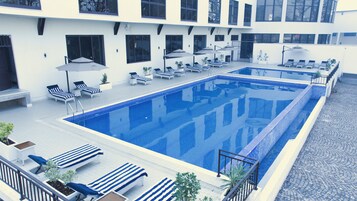 Una piscina al aire libre