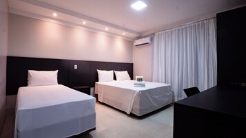 Quarto triplo | Espaço de trabalho para notebook, Wi-Fi de cortesia